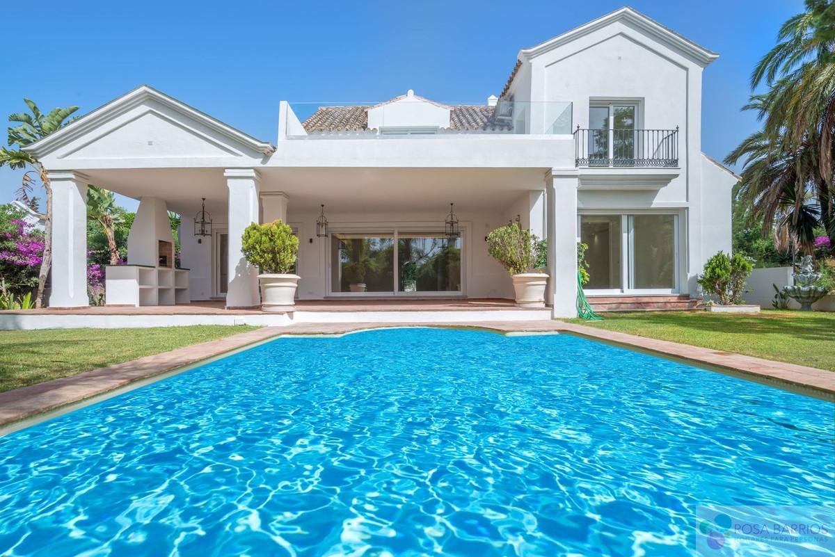 For sale of villa in Guadalmina Baja