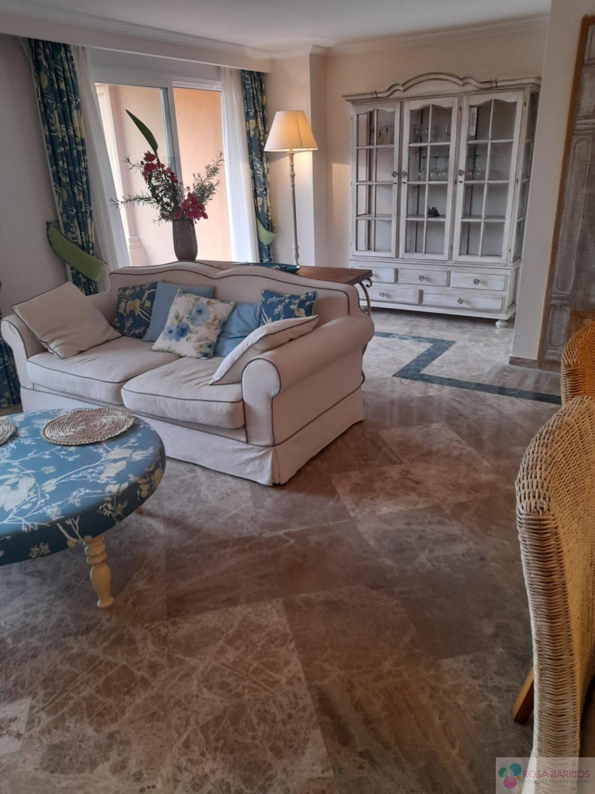 For sale of villa in Estepona