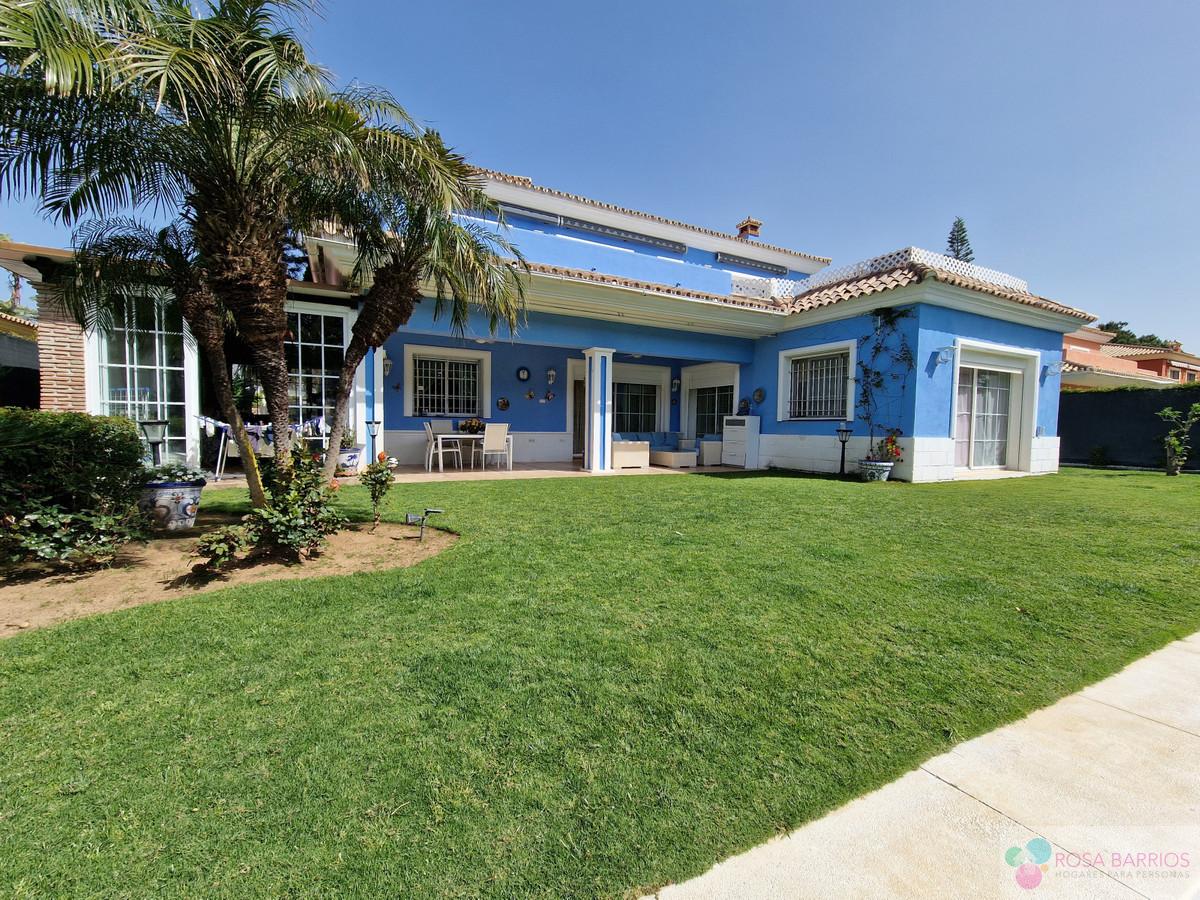 For sale of villa in Guadalmina Baja