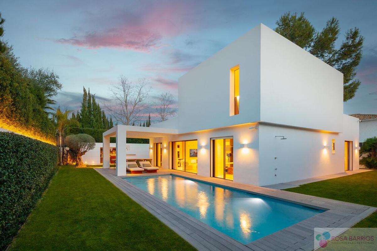 For sale of villa in Guadalmina Alta