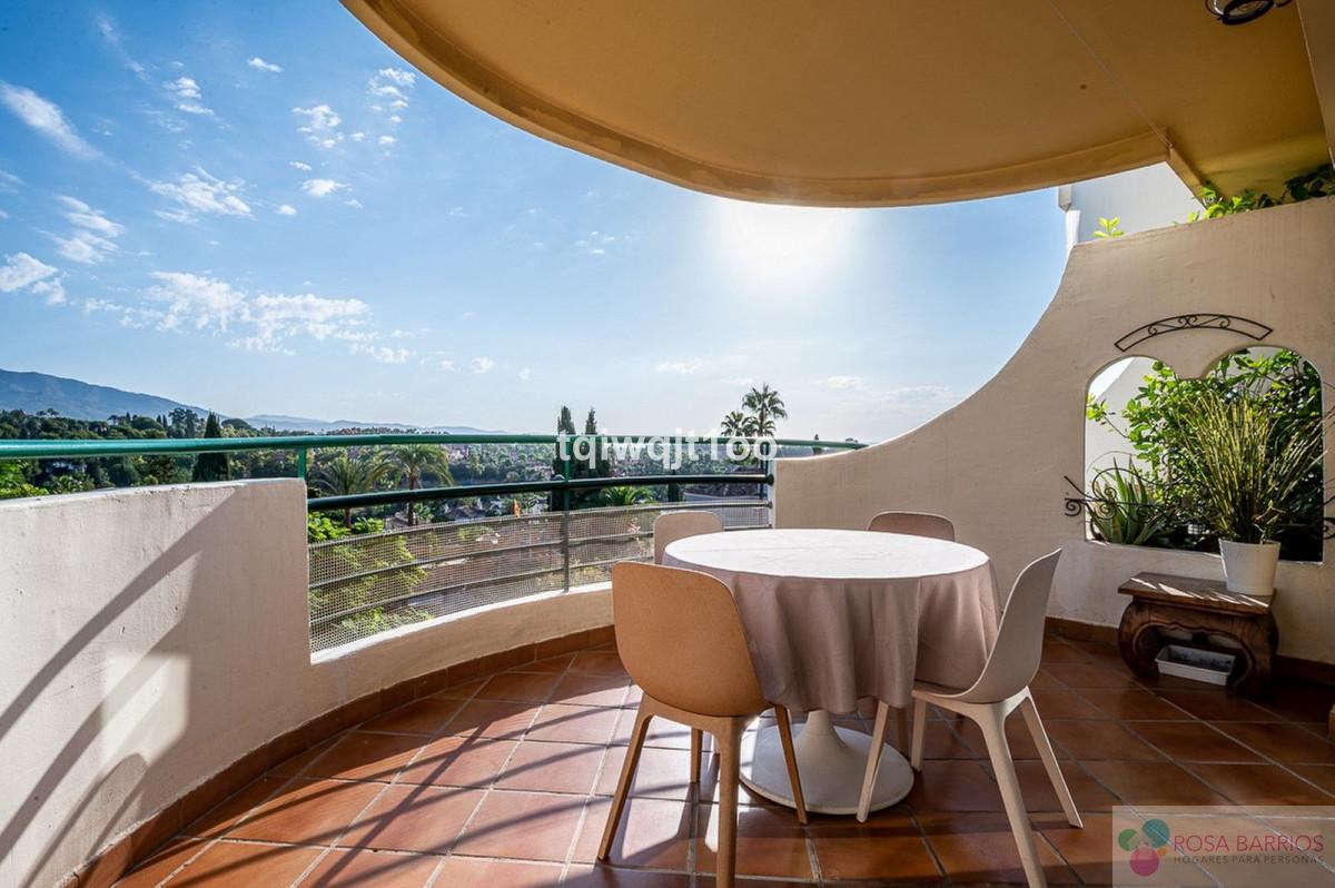 For sale of apartment in Nueva Andalucía