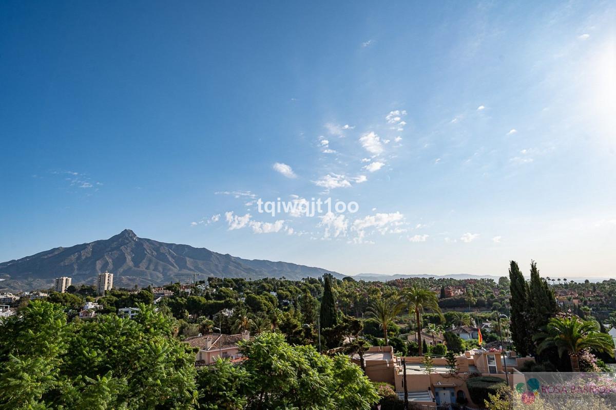 For sale of apartment in Nueva Andalucía