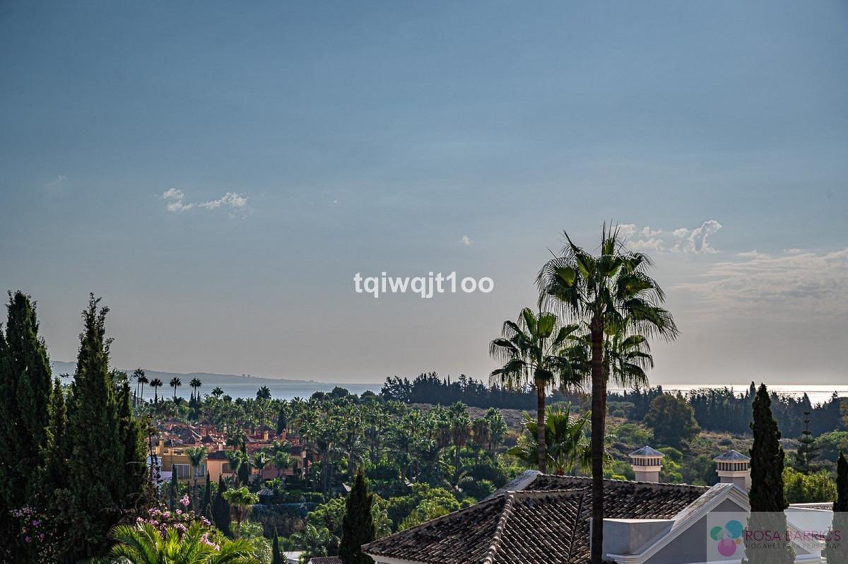 For sale of apartment in Nueva Andalucía
