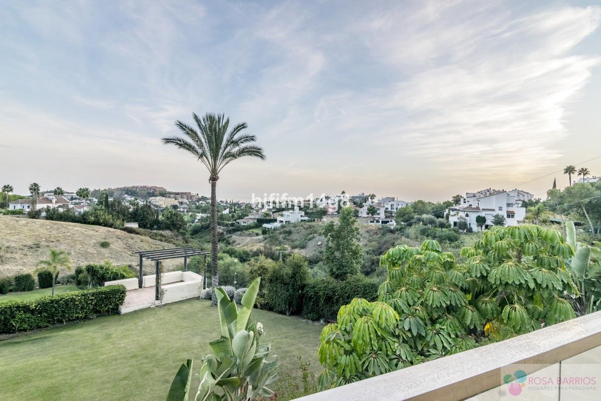 For sale of apartment in Nueva Andalucía