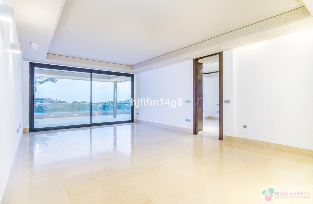 For sale of apartment in Nueva Andalucía