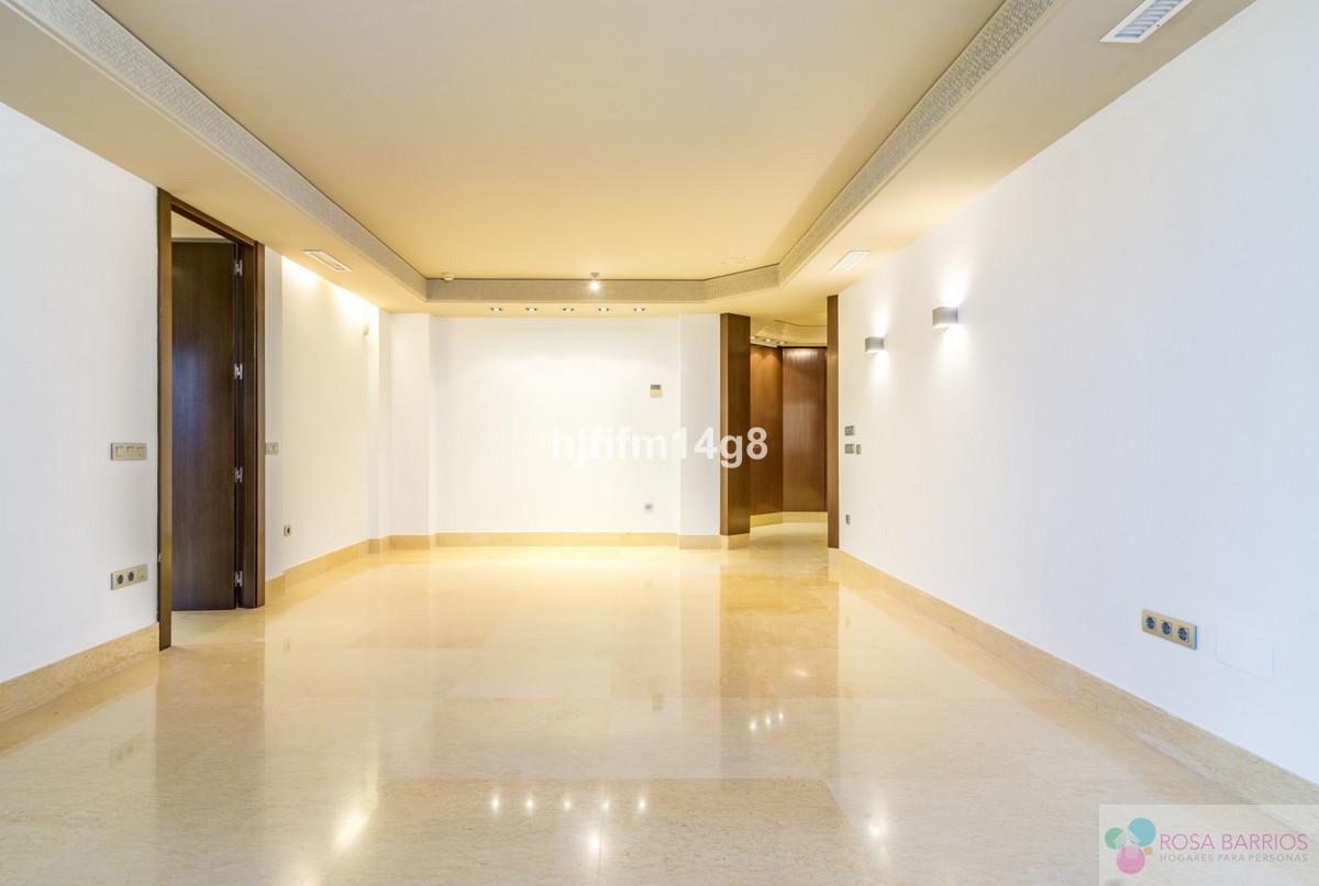 For sale of apartment in Nueva Andalucía