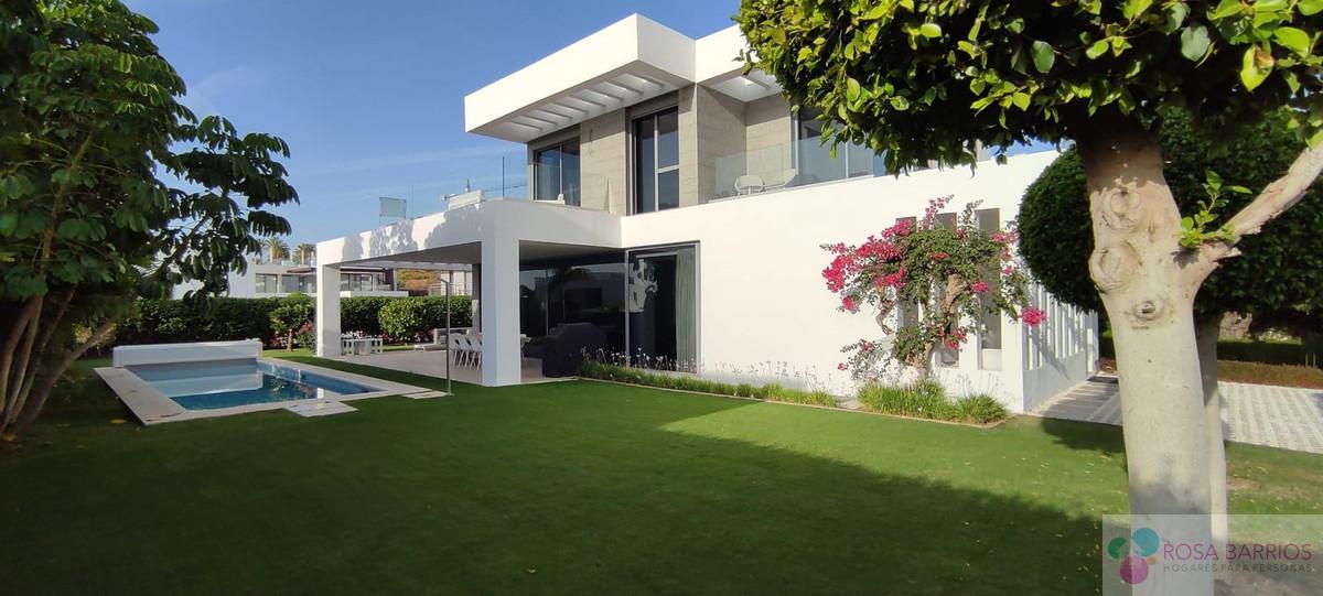 For sale of villa in Estepona