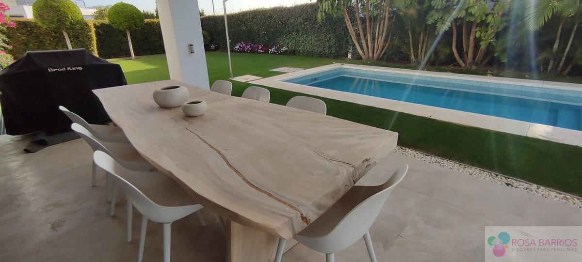 For sale of villa in Estepona