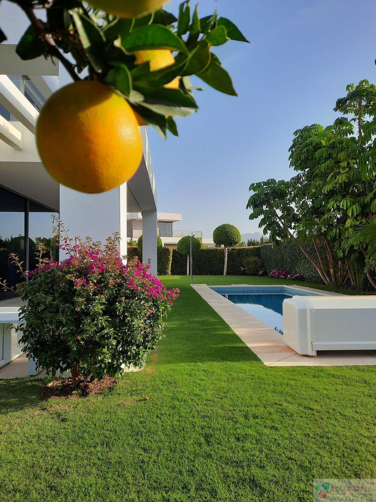 For sale of villa in Estepona