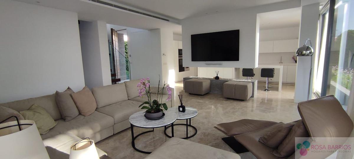 For sale of villa in Estepona