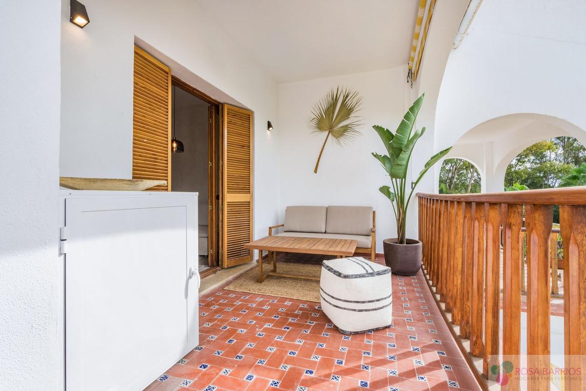 For sale of penthouse in Nueva Andalucía
