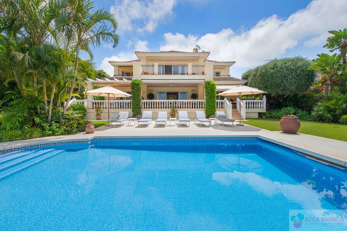 For sale of villa in Estepona