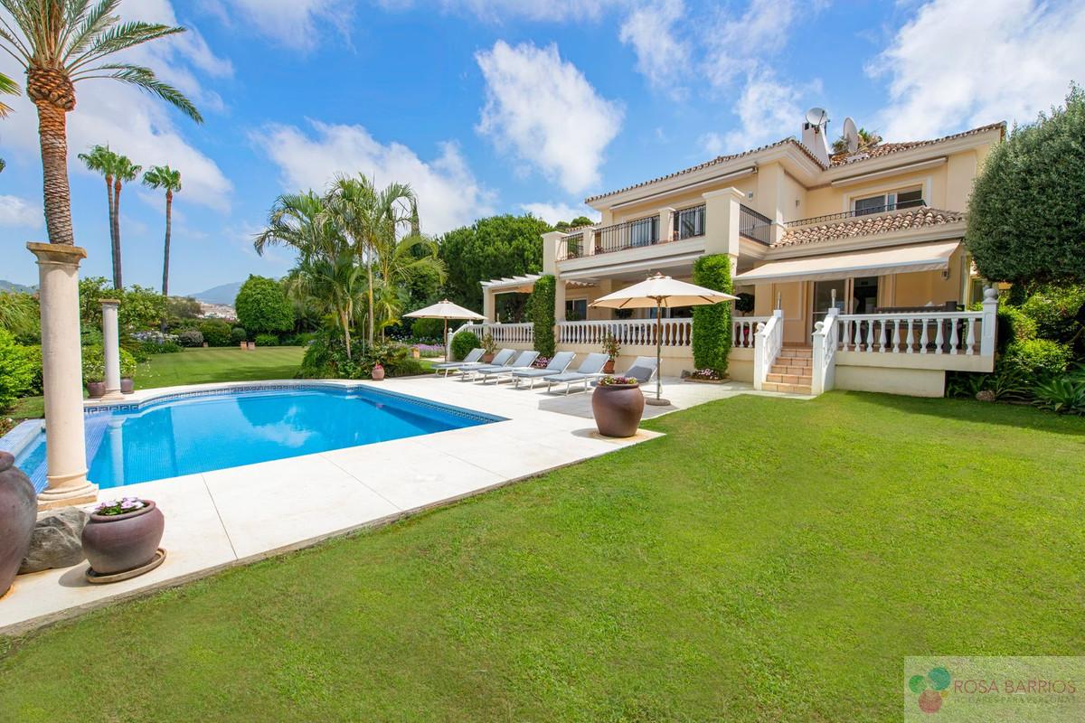 For sale of villa in Estepona