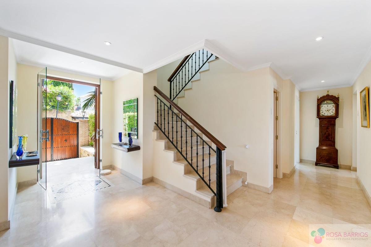 For sale of villa in Estepona
