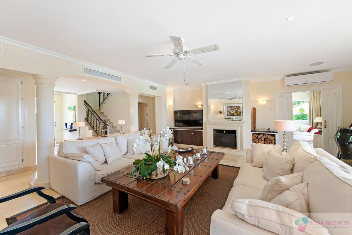 For sale of villa in Estepona