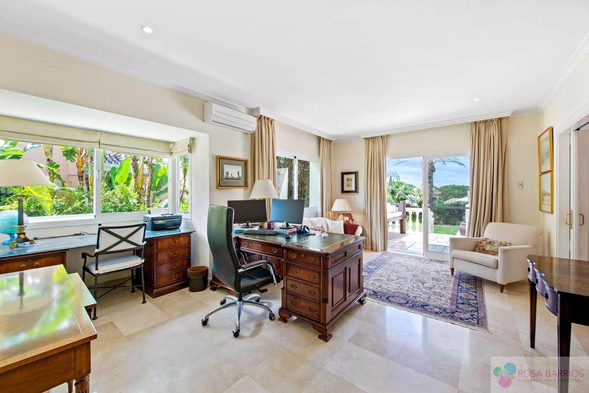 For sale of villa in Estepona