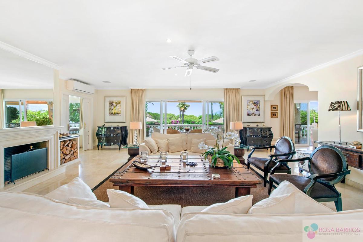 For sale of villa in Estepona