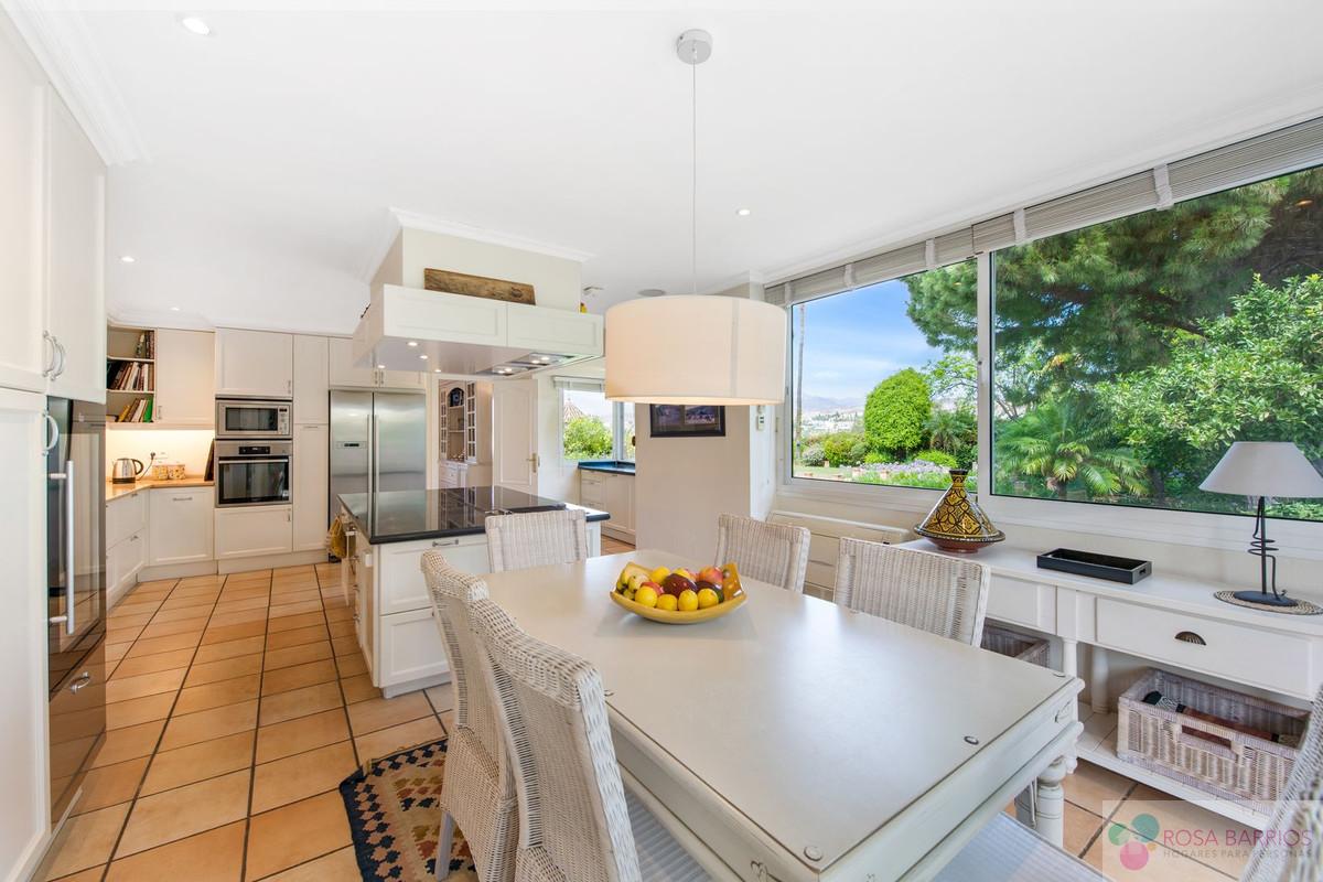 For sale of villa in Estepona
