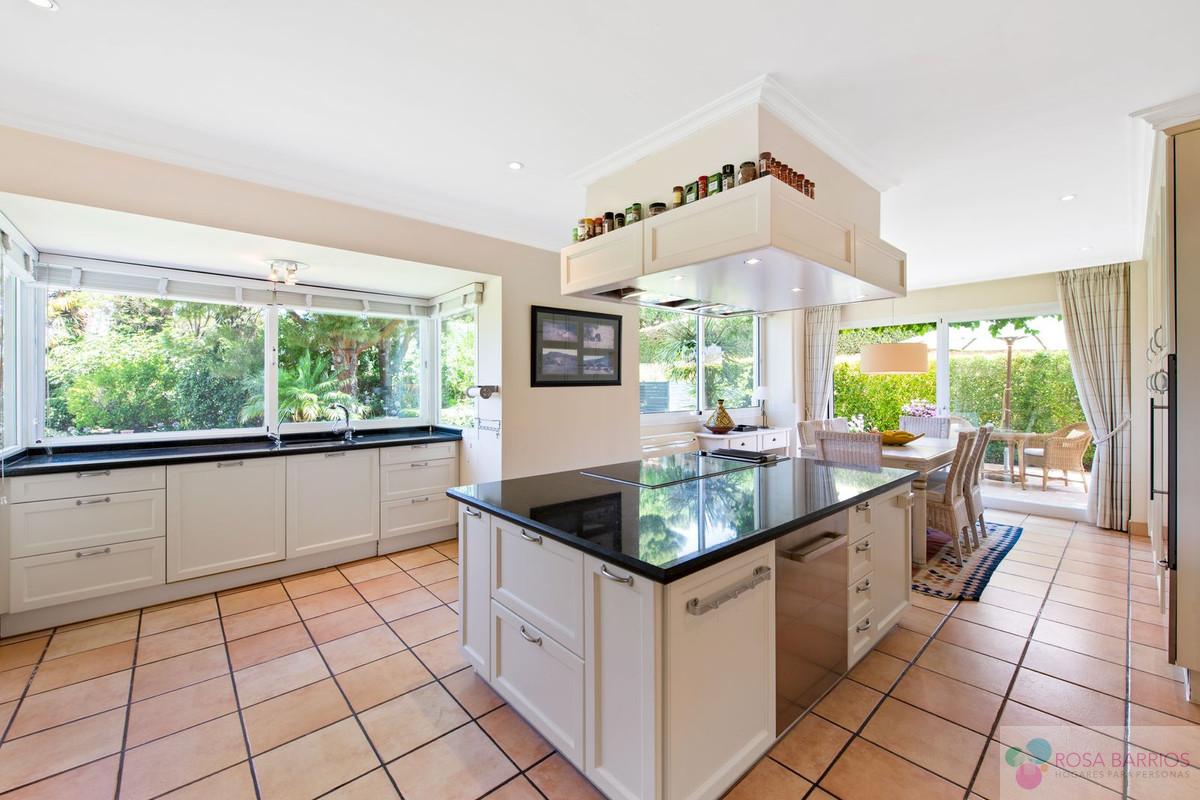 For sale of villa in Estepona