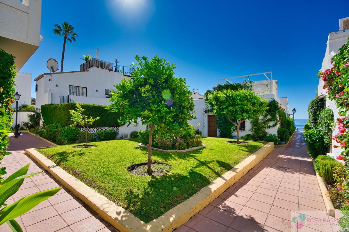 For sale of villa in Estepona