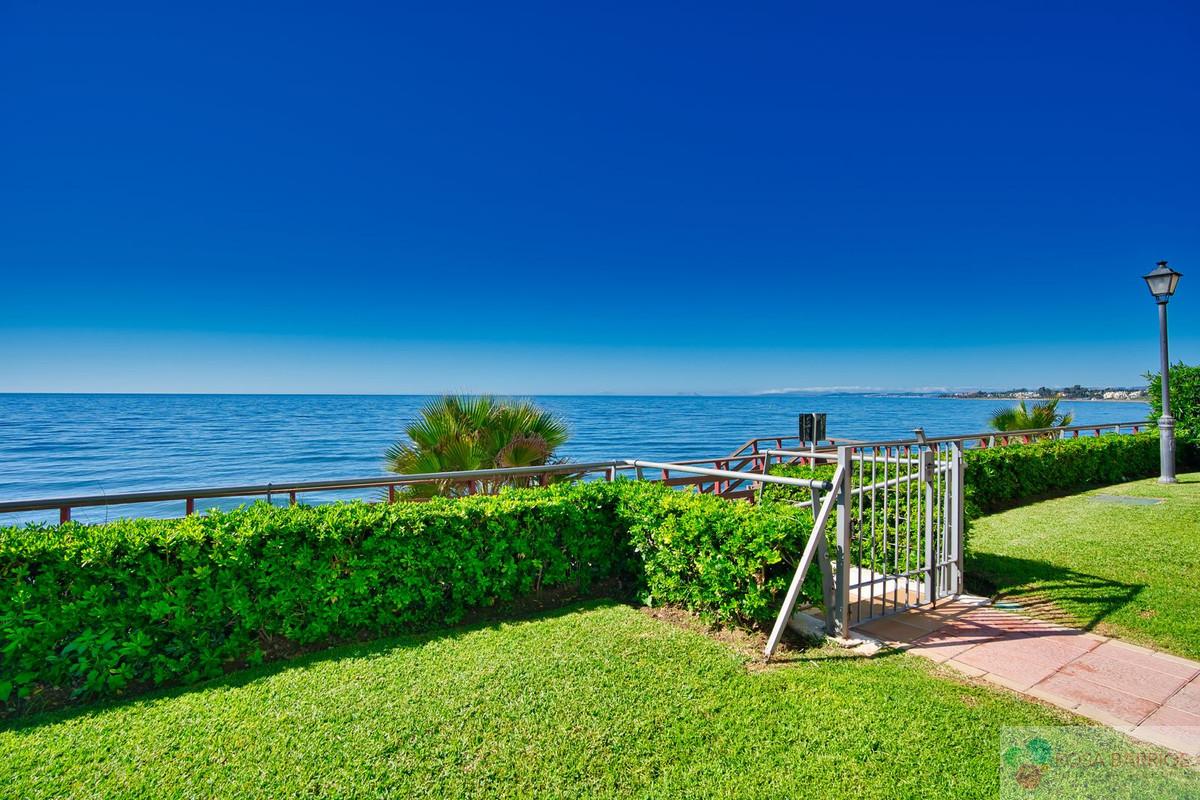 For sale of villa in Estepona