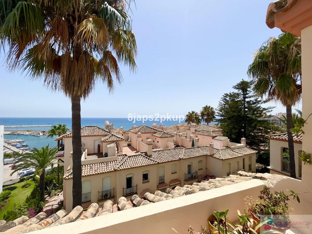 For sale of penthouse in Estepona