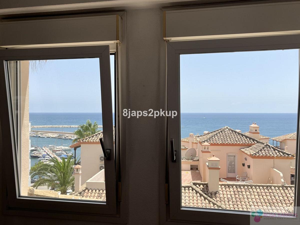For sale of penthouse in Estepona
