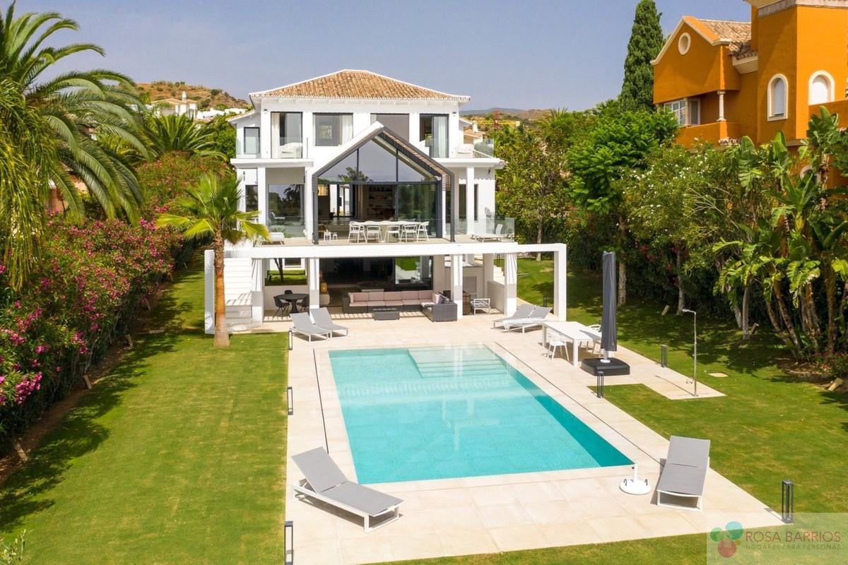 For sale of villa in Nueva Andalucía