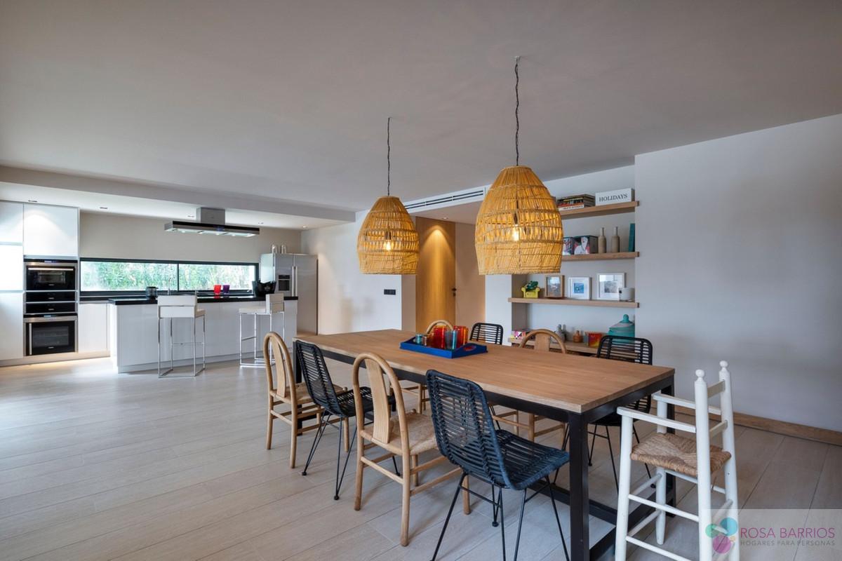 For sale of villa in Nueva Andalucía