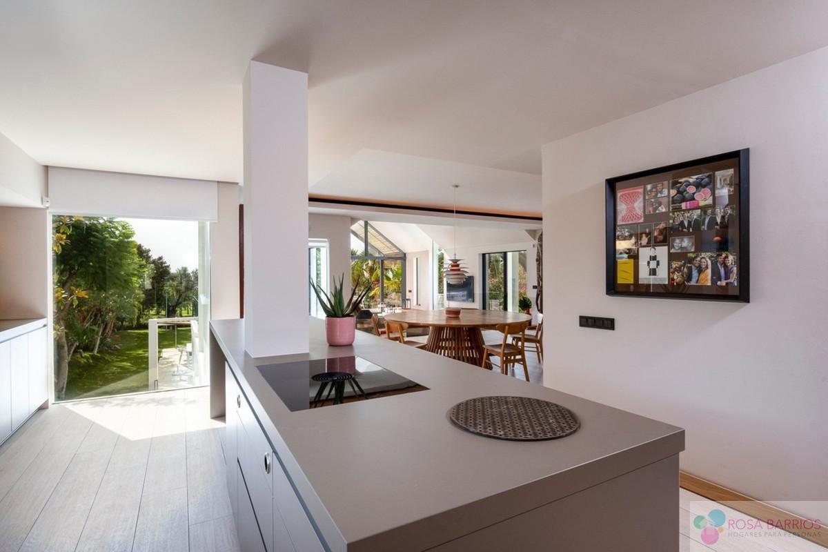 For sale of villa in Nueva Andalucía