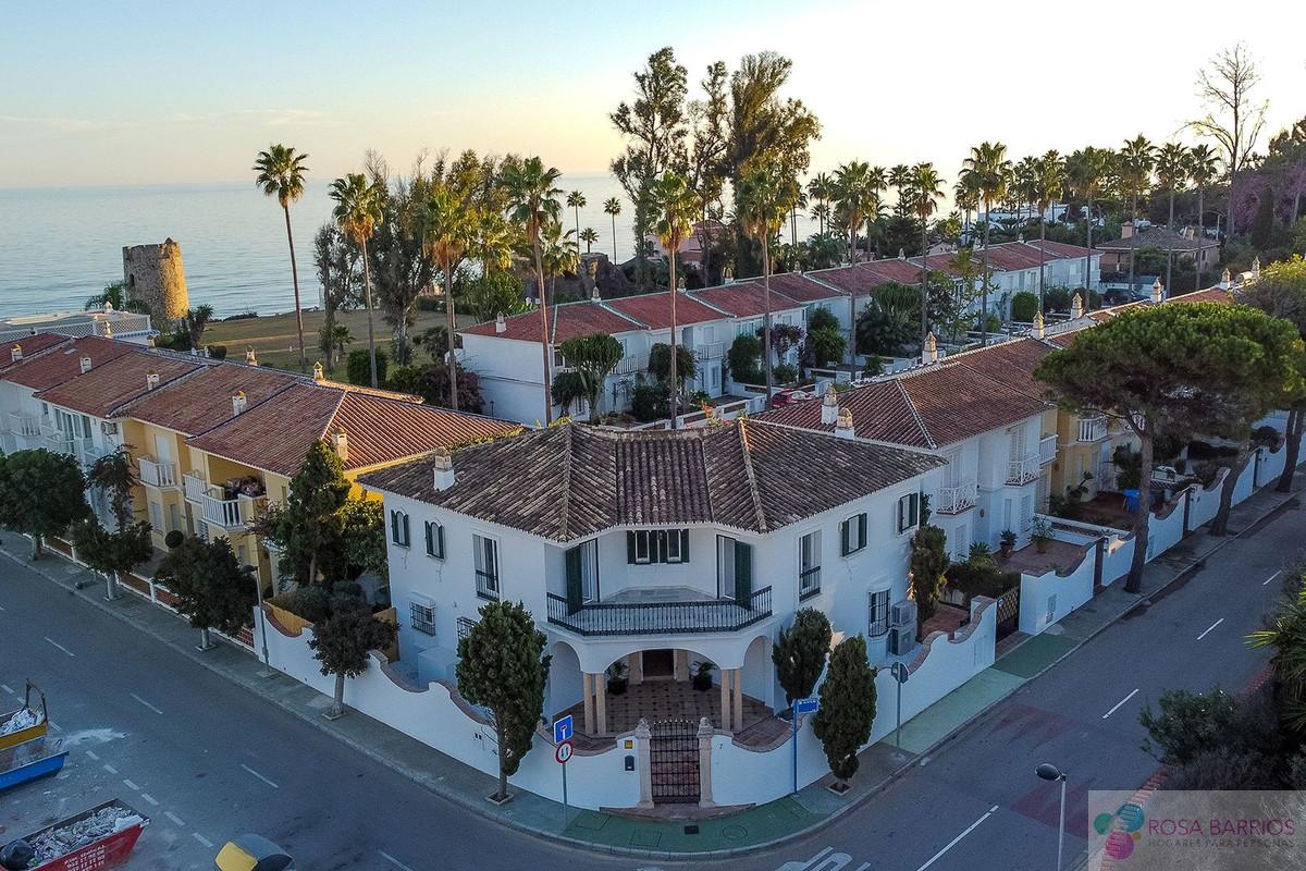 For sale of villa in Guadalmina Baja