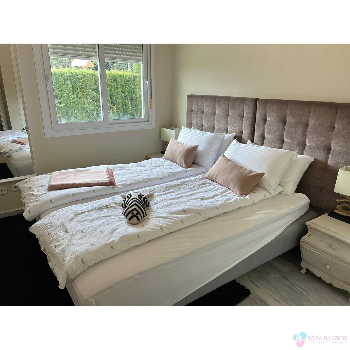 For sale of apartment in Nueva Andalucía