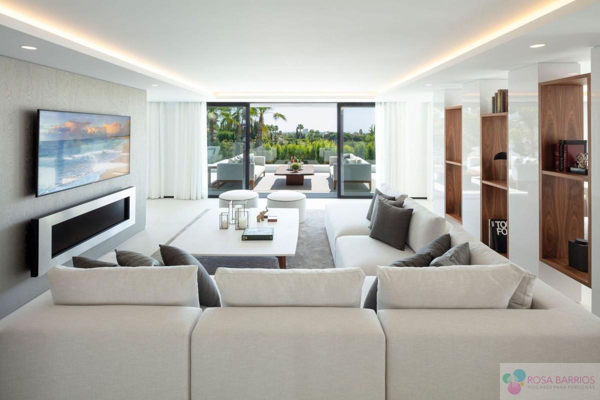 For sale of villa in Nueva Andalucía