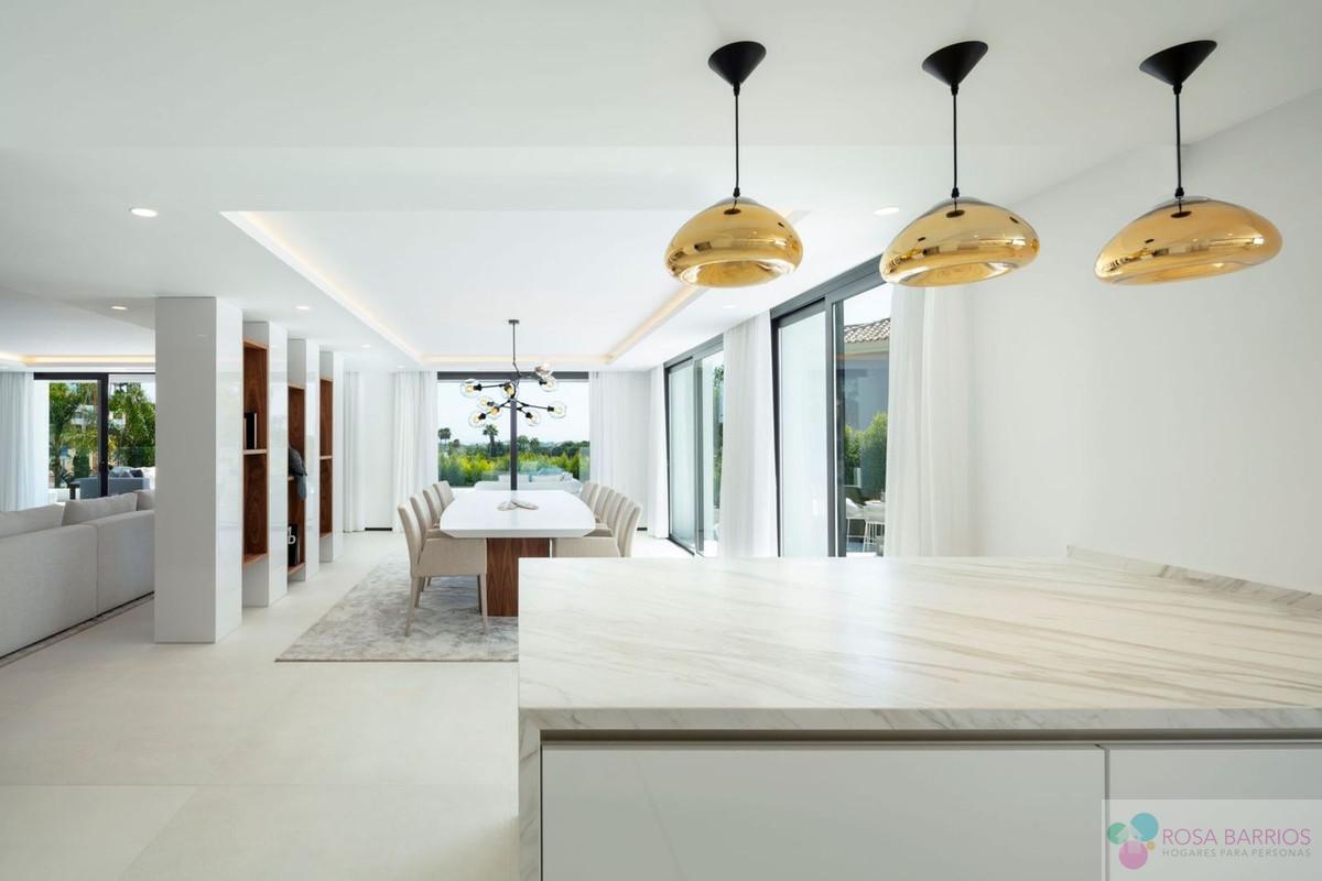 For sale of villa in Nueva Andalucía
