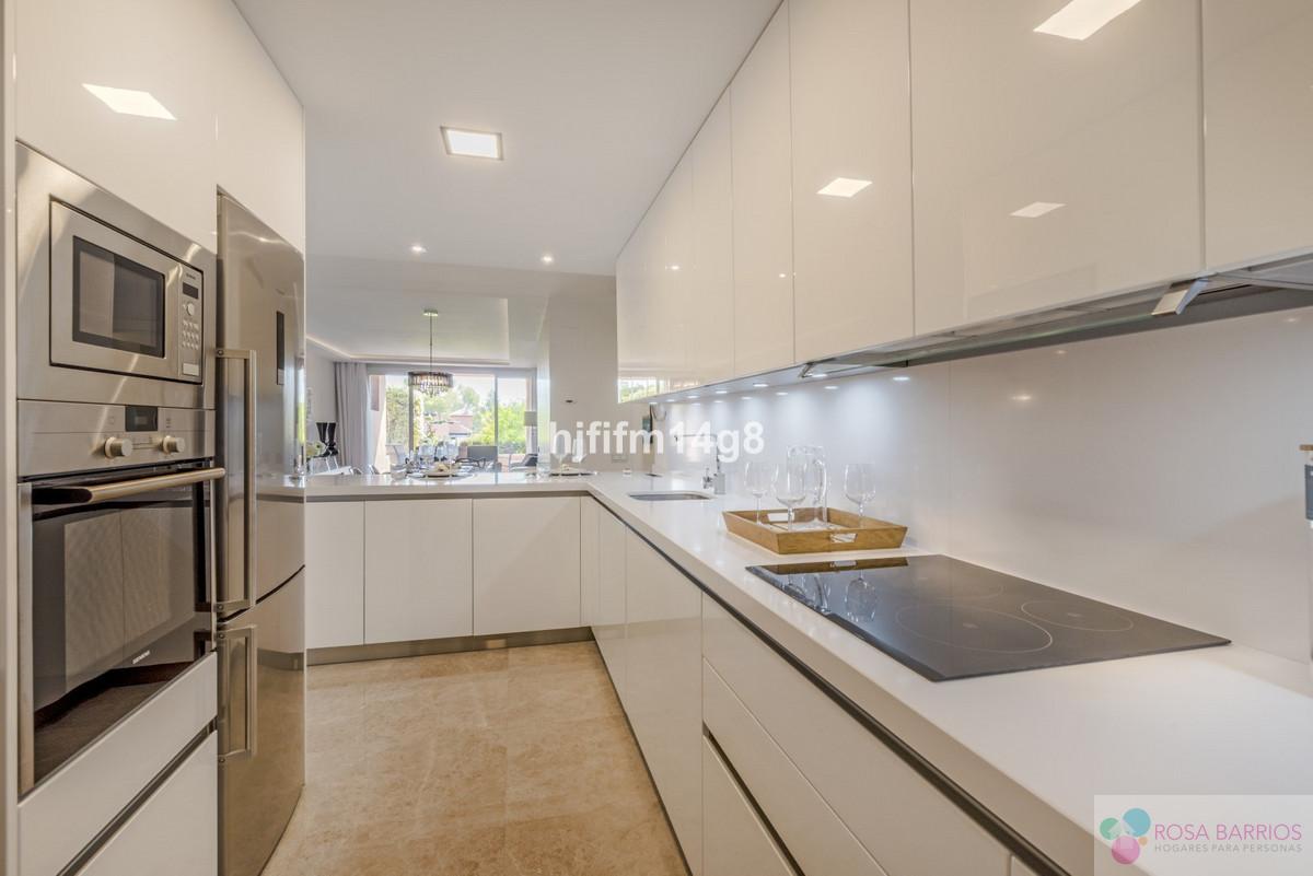 For sale of apartment in Nueva Andalucía