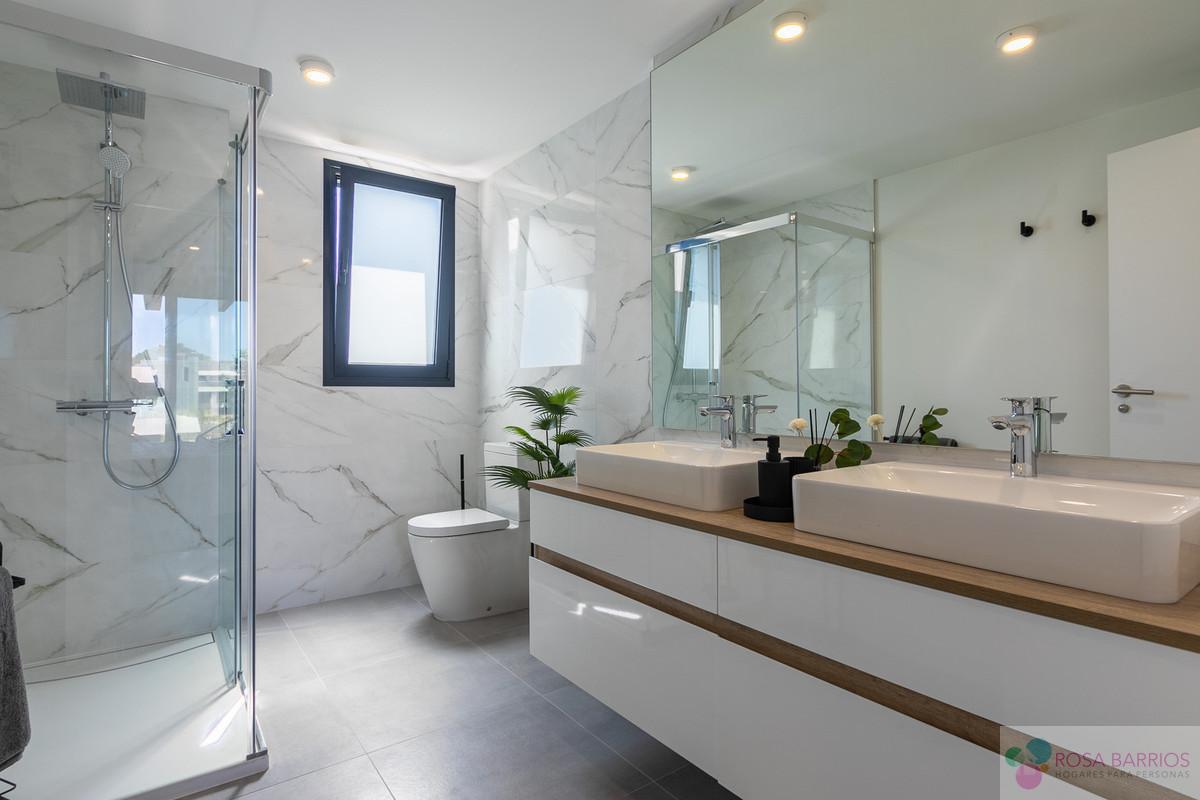 For sale of penthouse in Estepona