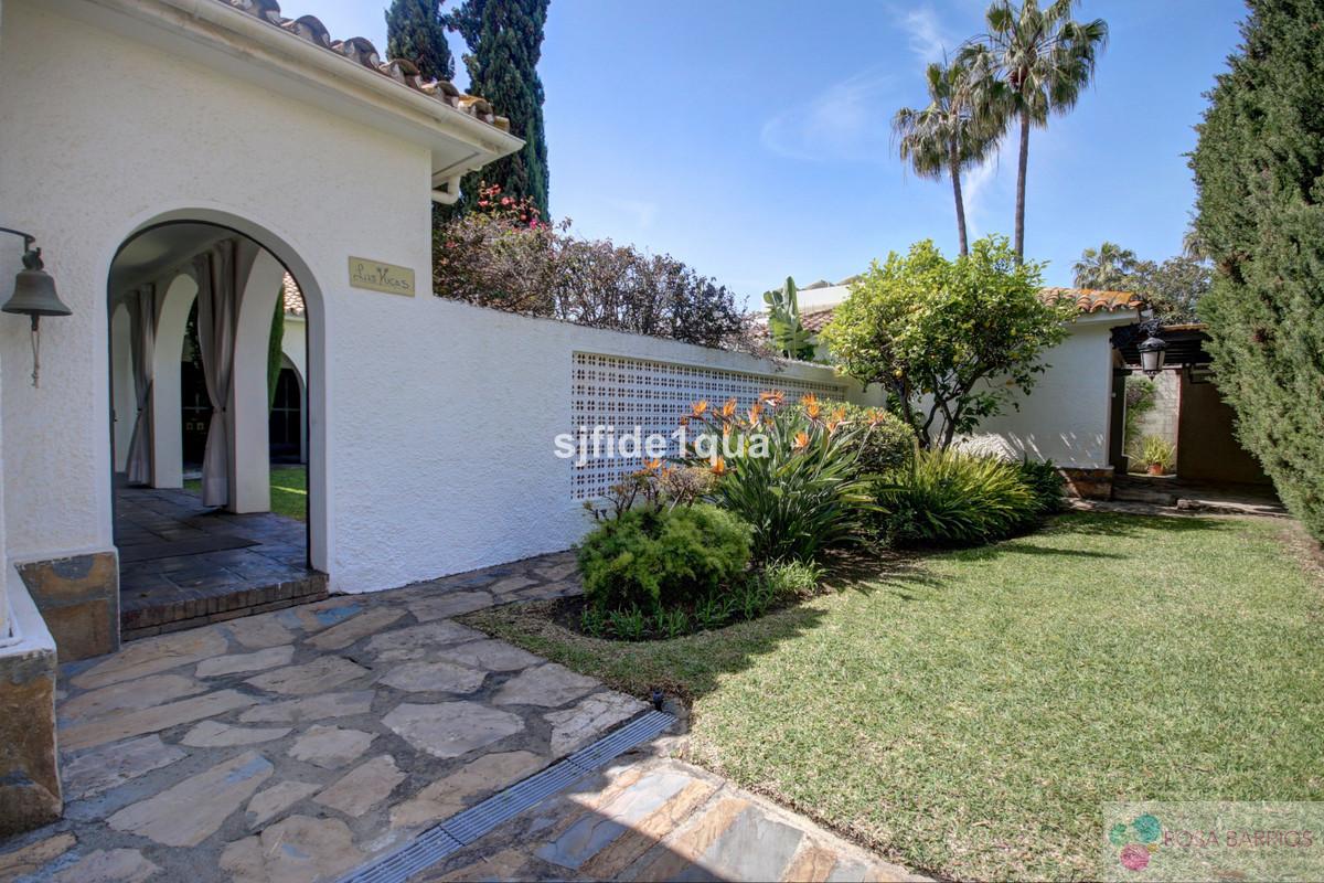 For sale of villa in Estepona