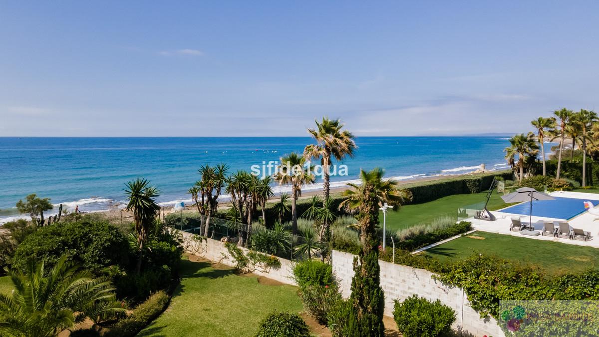 For sale of villa in Estepona