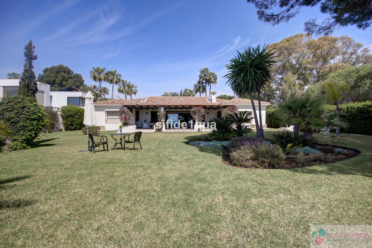 For sale of villa in Estepona