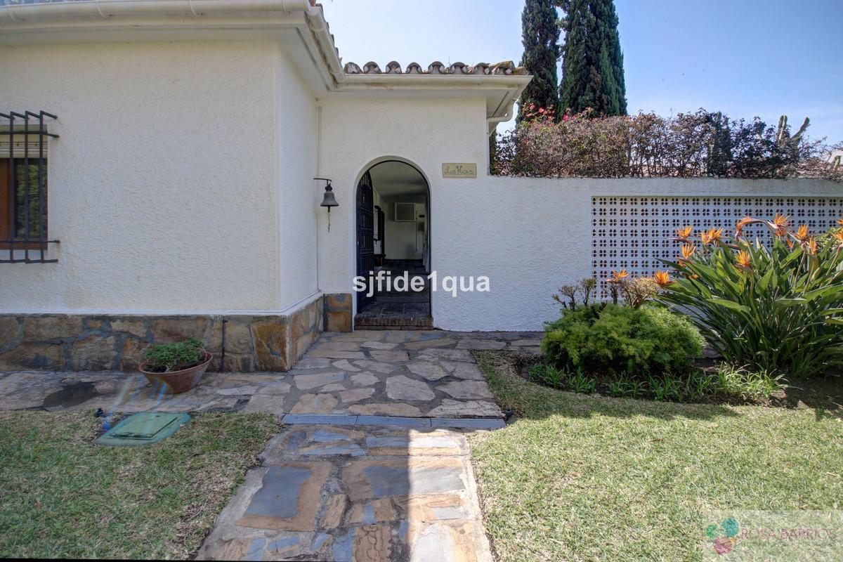 For sale of villa in Estepona