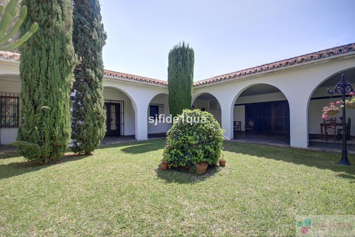 For sale of villa in Estepona