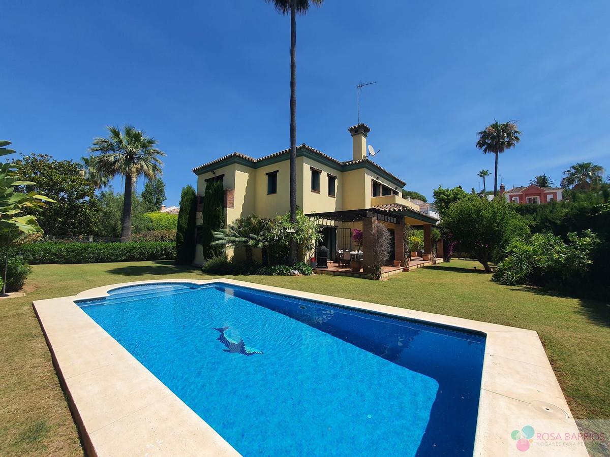 For sale of villa in Nueva Andalucía