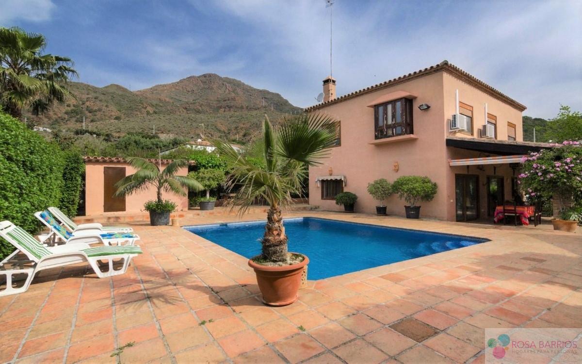 For sale of villa in Estepona