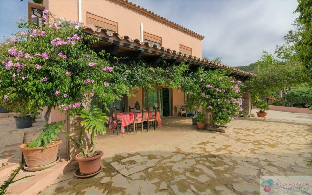 For sale of villa in Estepona