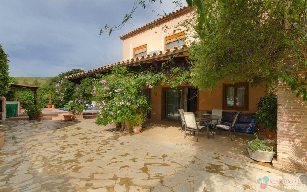 For sale of villa in Estepona