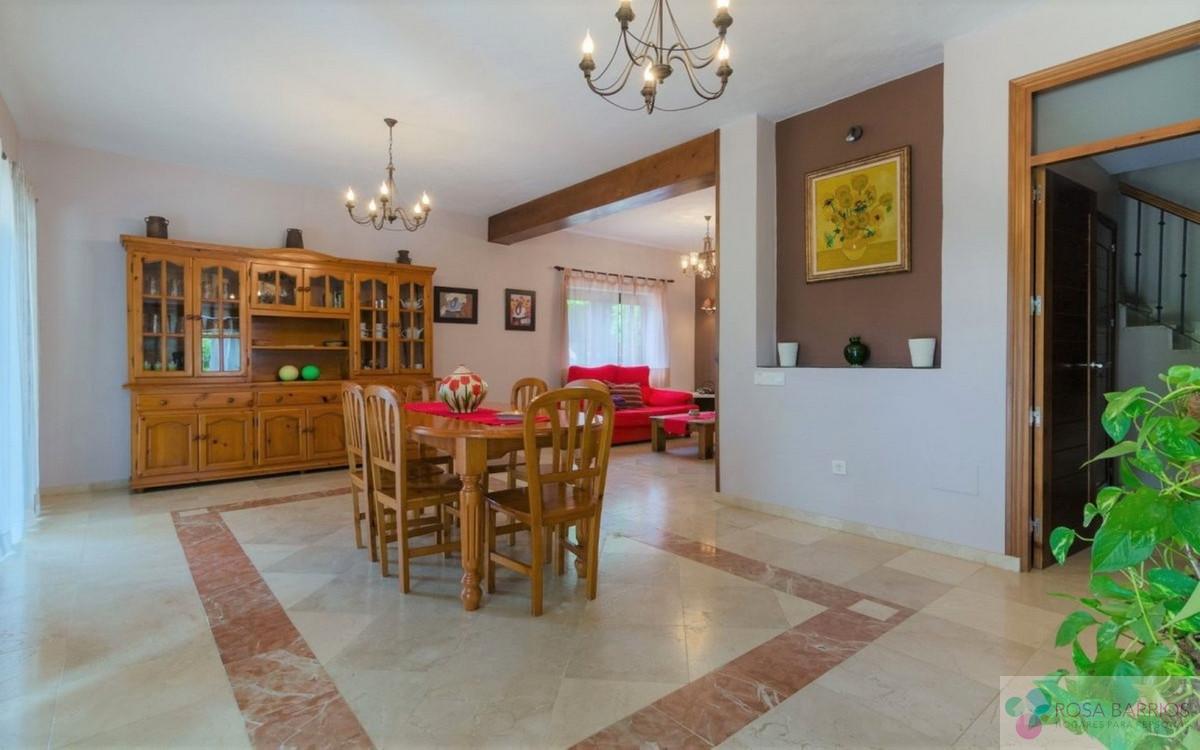 For sale of villa in Estepona