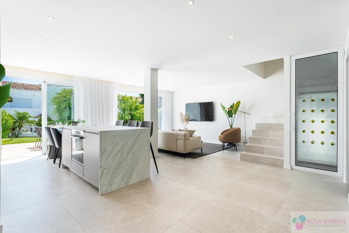 For sale of villa in Nueva Andalucía
