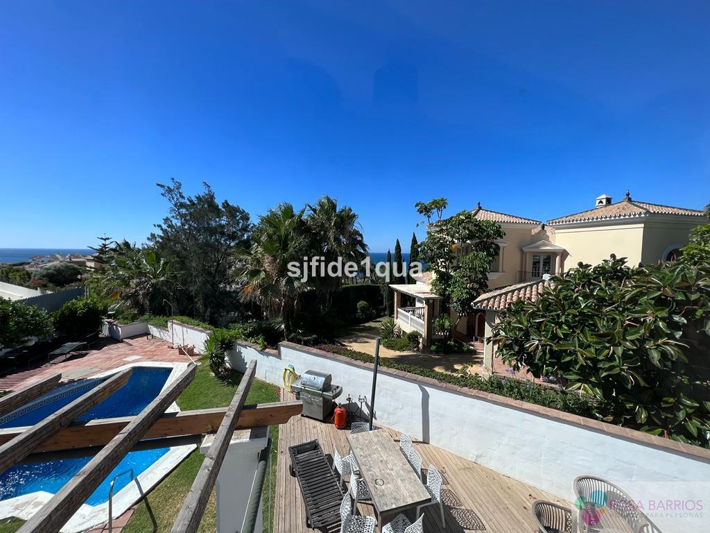 For sale of villa in Estepona