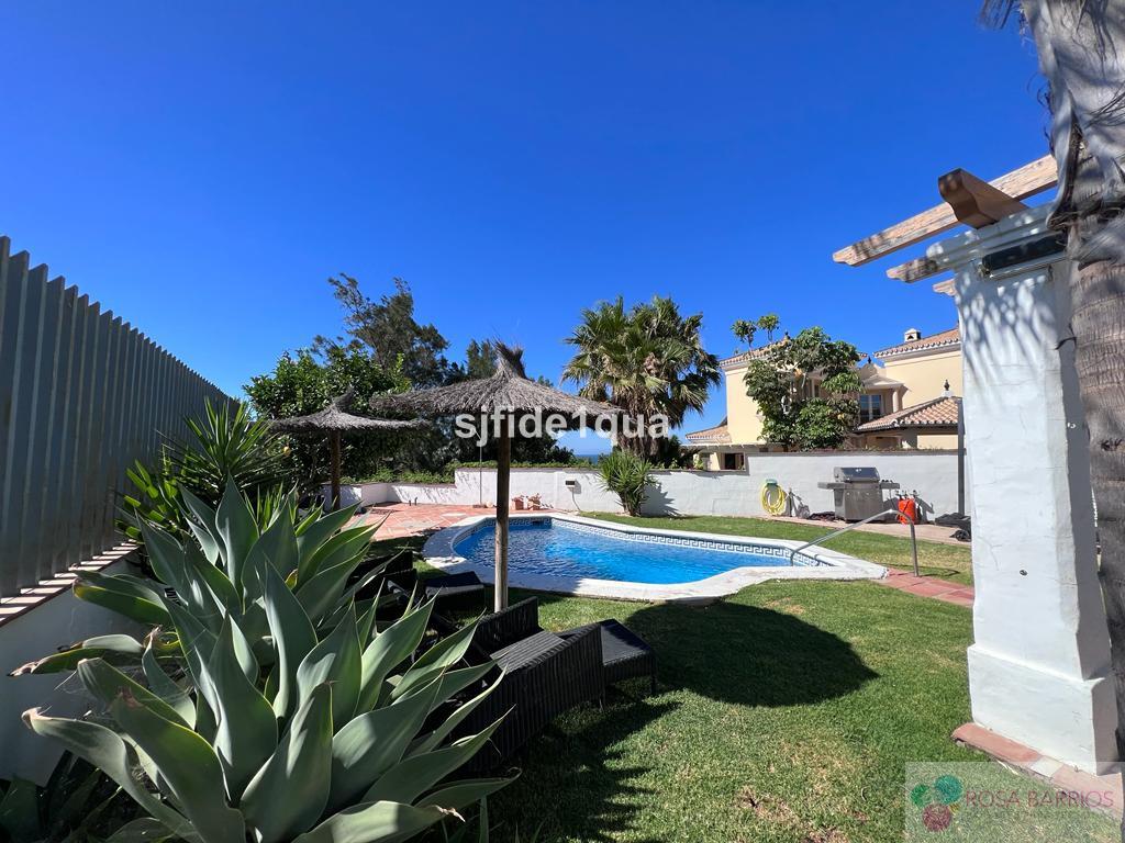 For sale of villa in Estepona
