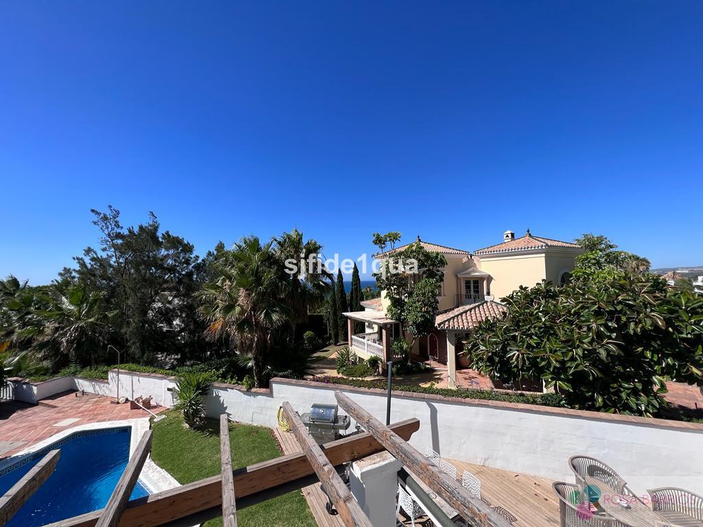 For sale of villa in Estepona